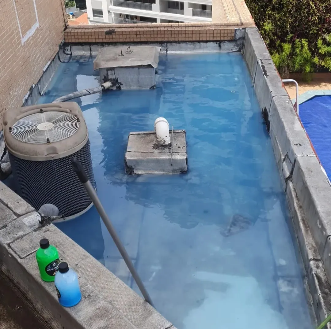 Teste em laje com o traçador Químico Marca Acqualumi Modelo Colors na cor azul